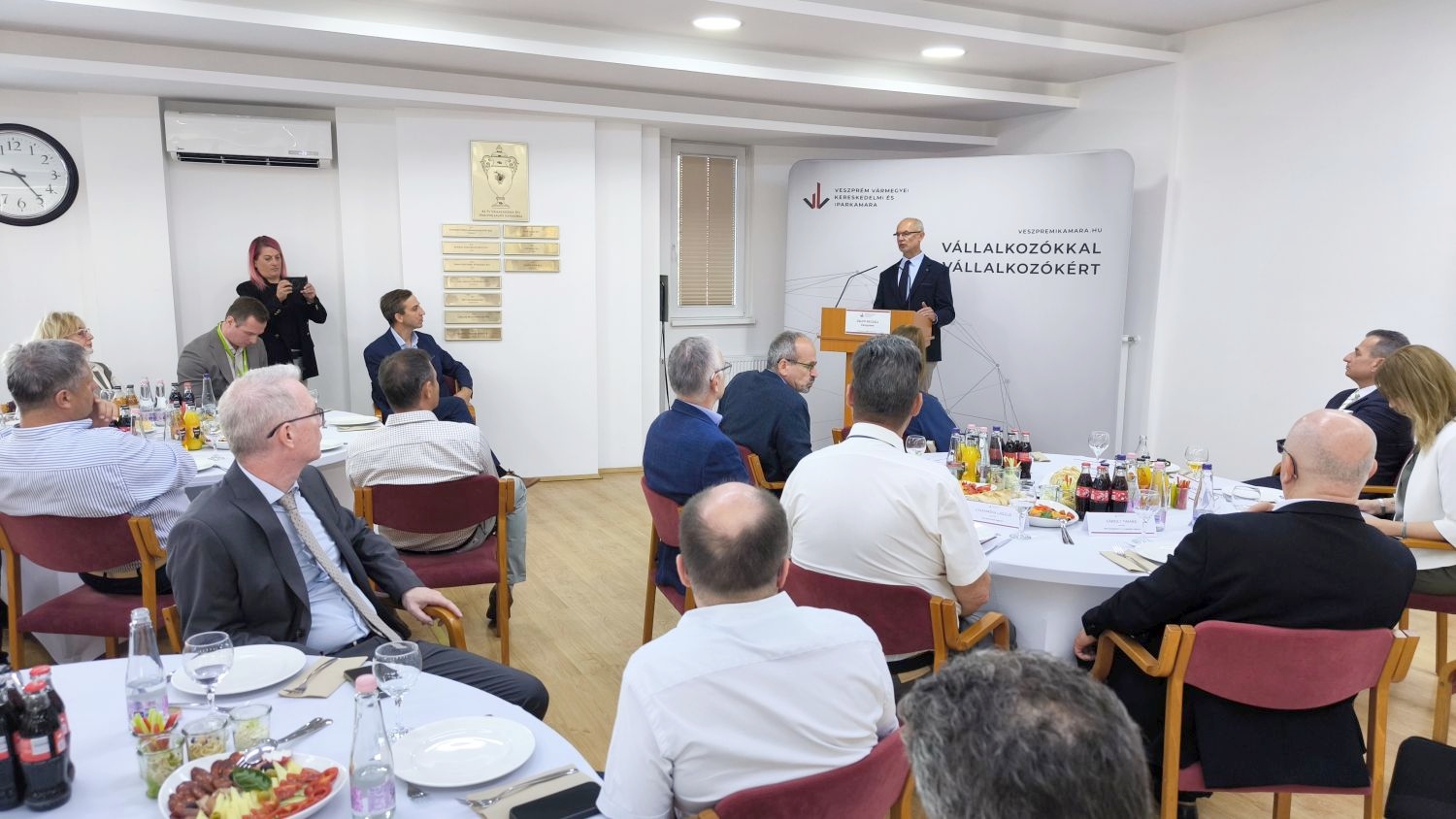 kamara-uzleti-reggeli-gaspar-levente.jpg